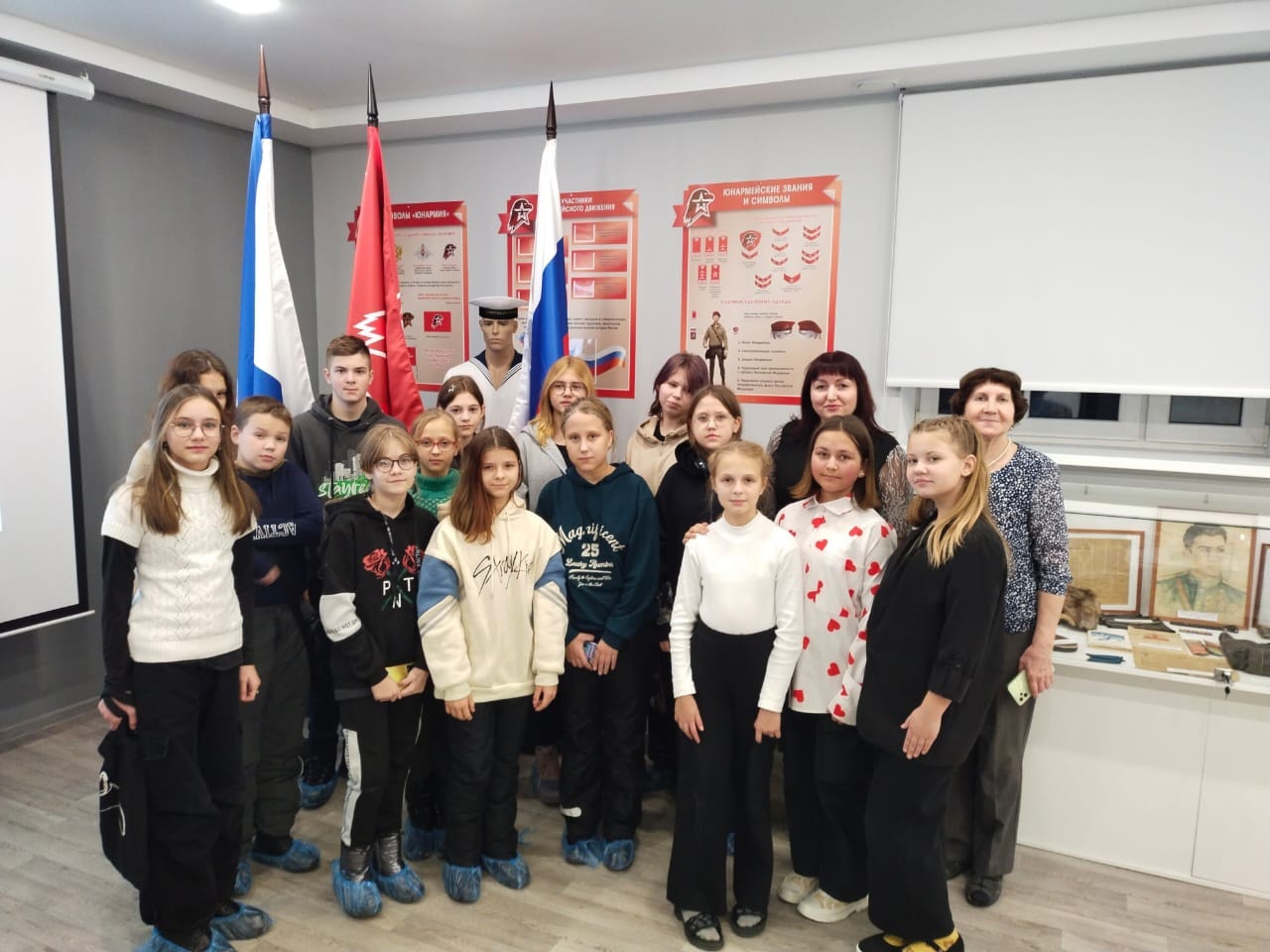 Ребята-активисты МБУ ДО г. Мурманска Центра детского юношеского туризма посетили школьный музей.
